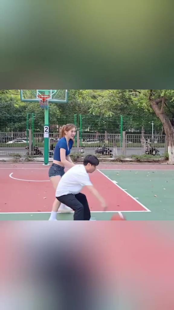 集夢(mèng)會(huì)長(zhǎng)背打一米8的女生，這是真打球啊！