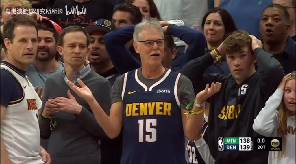 導(dǎo)火索？回顧此前掘金對陣森林狼，威少送出三分犯規(guī)后的眾生相！