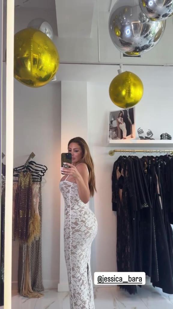 徐娘半老！皮蓬前妻穿吊帶裙自拍，這身材也太炸裂了！