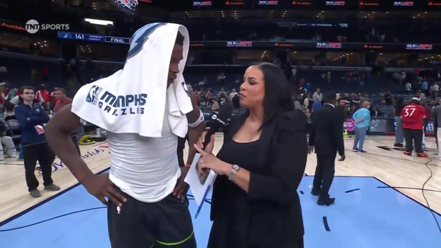 華子賽后接受一位豐滿女記者的采訪！