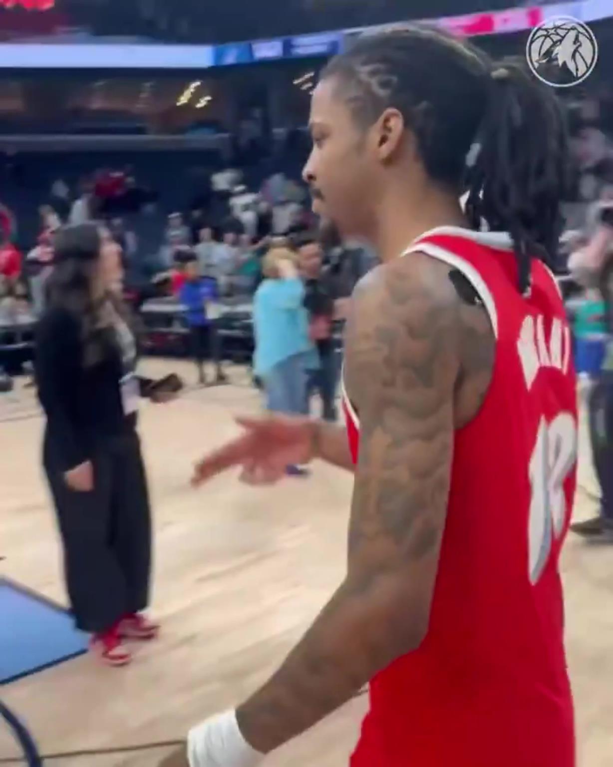 笑死！莫蘭特賽后與華子握手，竟然也是比出“手槍”的手勢