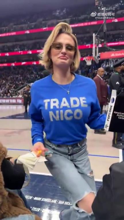 主場不準(zhǔn)球迷打印“解雇Nico”標(biāo)語，女球迷就出此下策