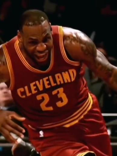 老詹這恐怖的大體格，完美詮釋什么叫“人型坦克”！