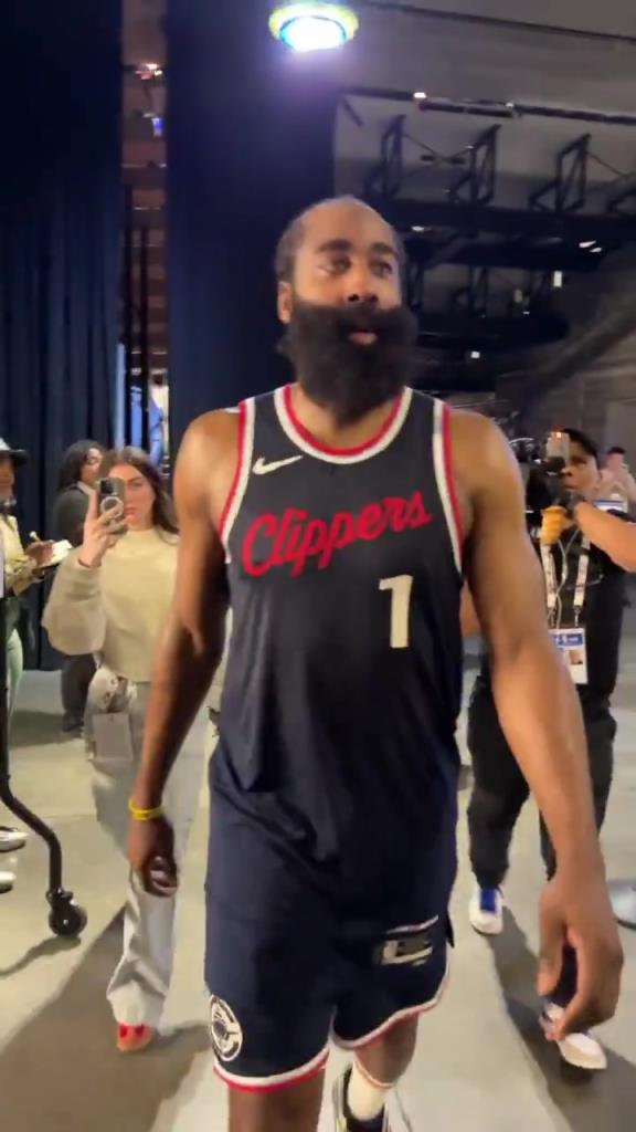 爆砍39分！哈登賽后走入球員通道氣喘吁吁：今天是場艱苦的戰(zhàn)斗