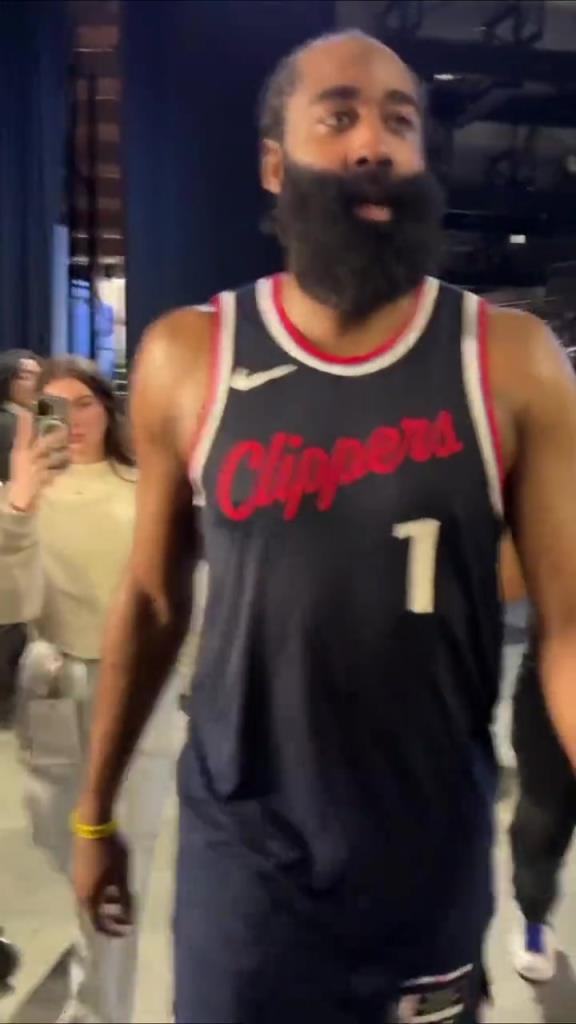 贏了！哈登賽后走回更衣室在球員通道和工作人員一一擊掌慶祝