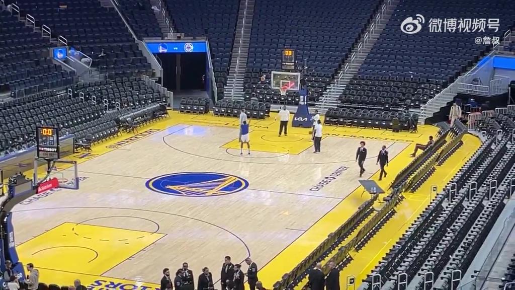 今天沒有得到出場機(jī)會！庫明加賽后還留在場地練習(xí)投籃