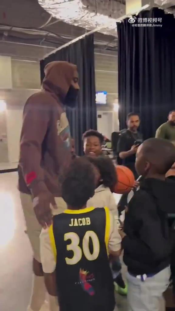 哈登賽后對小朋友：聽你們家長的話，總有一天你們也會打進NBA