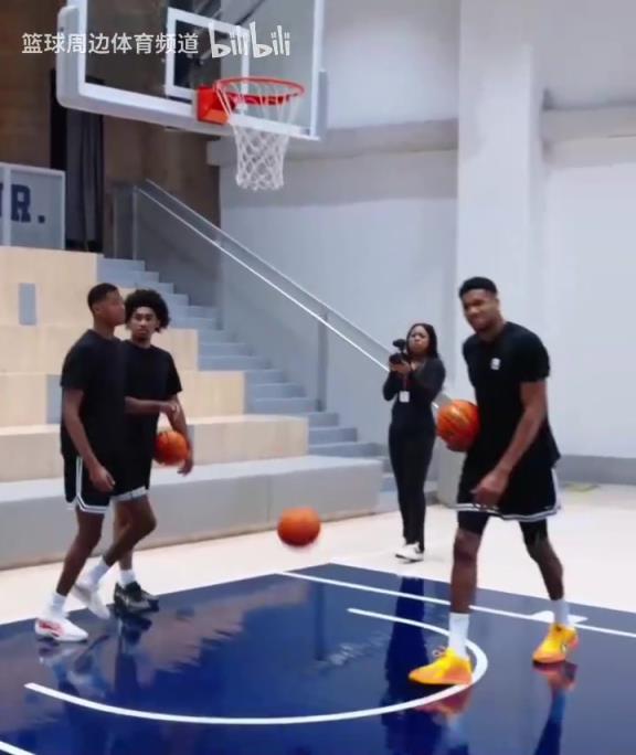 別人能學得來嗎？名場面：字母哥指導小球員籃下腳步！