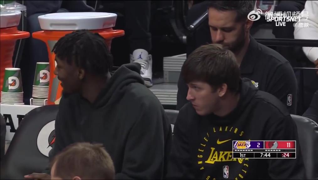 鎖定西部第三愜意得很！里夫斯輪休在板凳席上吃東西被抓拍到了