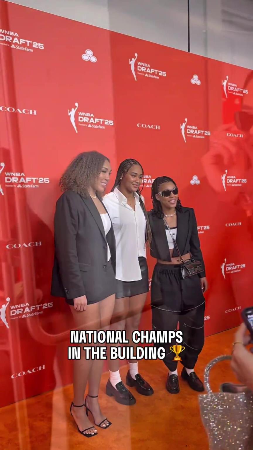 吧友們有喜歡的嗎？WNBA選秀大會(huì)上，到處都有靚麗的風(fēng)景線