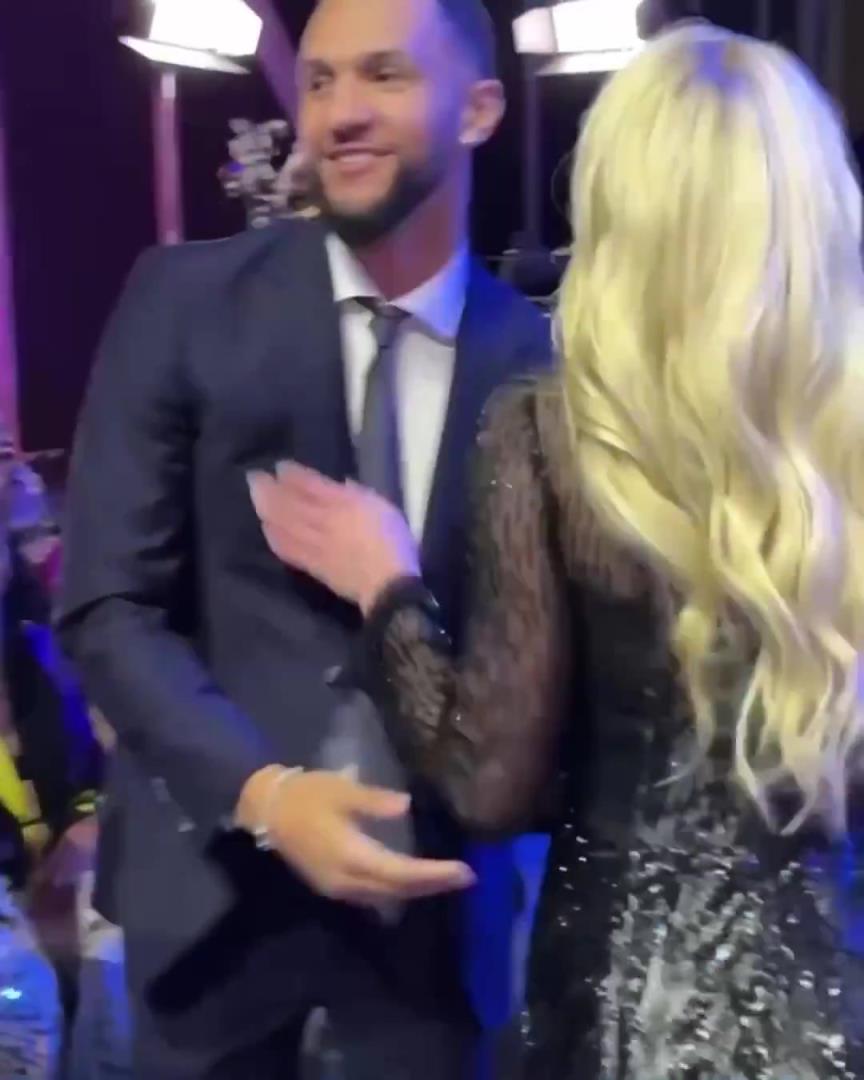 身材姣好！薩格斯的女友海莉被芝加哥天空選中！兩人接吻慶祝